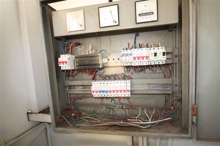 Bodega con oficinas en recinto logístico del sector de Macul