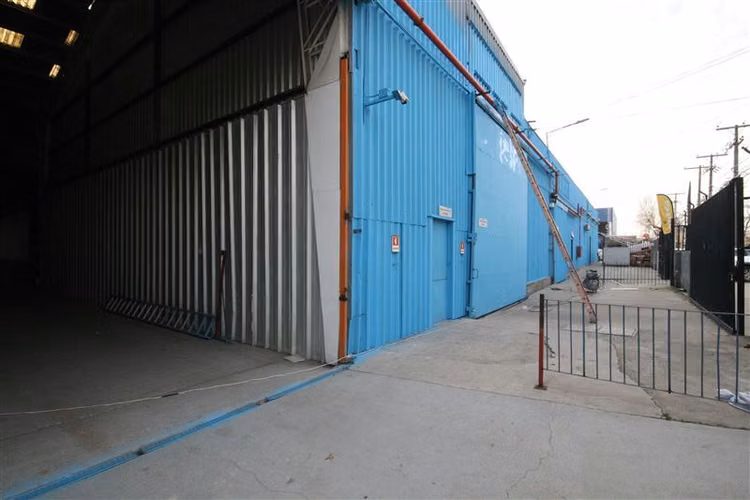 Bodega con oficinas en recinto logístico del sector de Macul