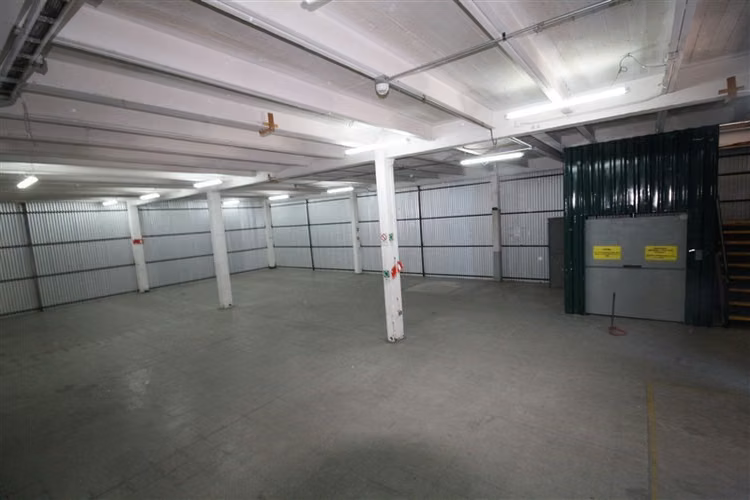 Bodega con oficinas en recinto logístico del sector de Macul