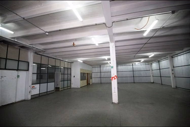Bodega con oficinas en recinto logístico del sector de Macul