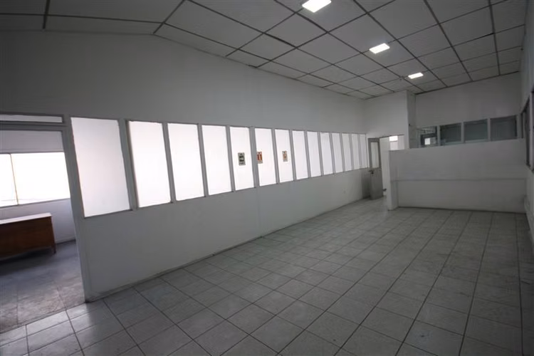 Bodega con oficinas en recinto logístico del sector de Macul