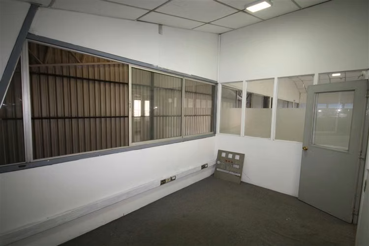 Bodega con oficinas en recinto logístico del sector de Macul