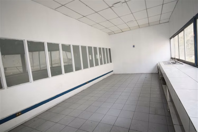 Bodega con oficinas en recinto logístico del sector de Macul