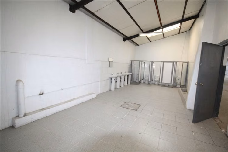 Bodega con oficinas en recinto logístico del sector de Macul