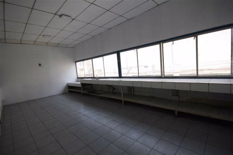 Bodega con oficinas en recinto logístico del sector de Macul
