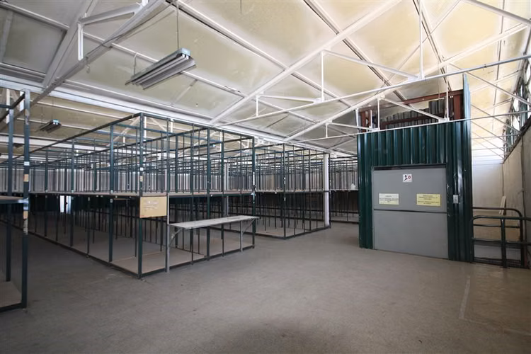 Bodega con oficinas en recinto logístico del sector de Macul