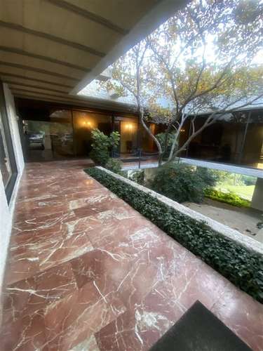 Casa en venta de 6 dorm. en Vitacura sector Lo curro