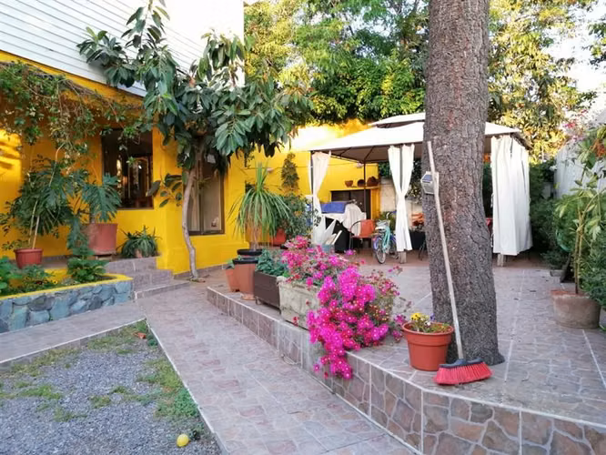 Gran terreno con 3 casas en La Reina