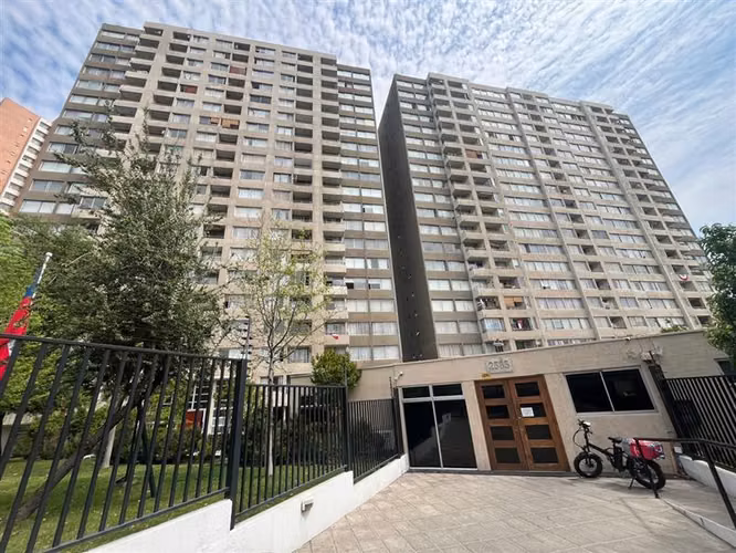 Departamento en venta de 2 dorm. A paso del metro RodrIgo Ar