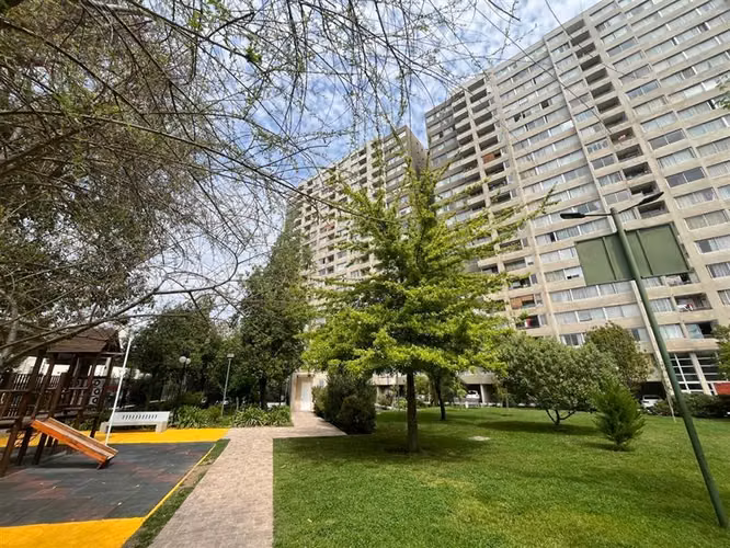 Departamento en venta de 2 dorm. A paso del metro RodrIgo Ar