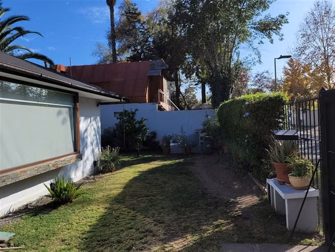 Amplia casa en venta de 4 dorm. Los Domínicos, Las Condes