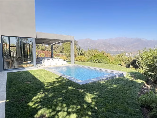 Casa en venta de 4 dorm. en Vitacura