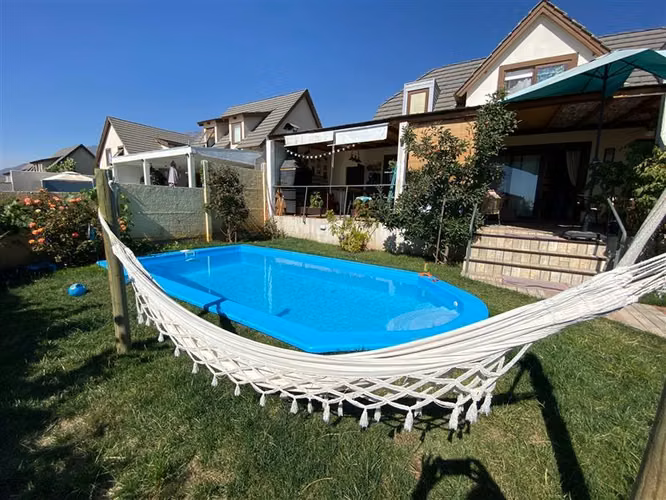 Casa en venta de 4 dorm./Piscina/Quincho en Condominio