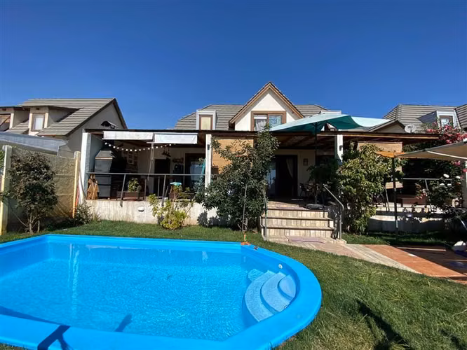 Casa en venta de 4 dorm./Piscina/Quincho en Condominio