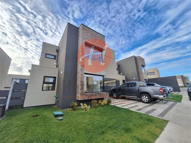 SE VENDE MODERNA Y EXCLUSIVA CASA SECTOR PONIENTE