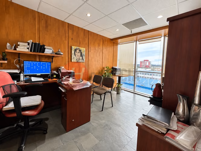 Venta Oficina 56,8 m² con 3 Privados y Estacionamiento