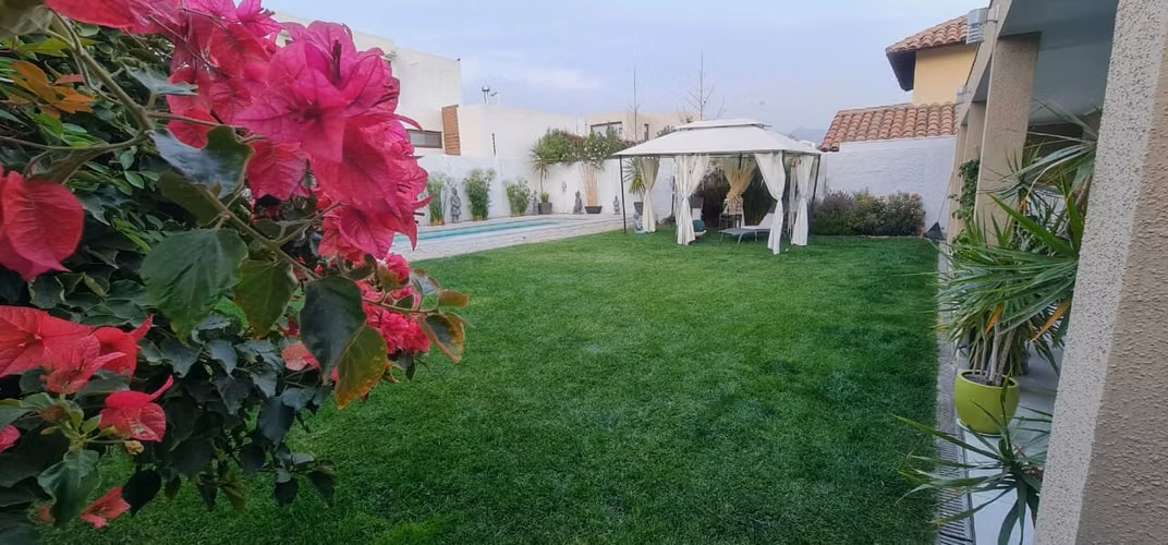 VENTA casa moderna en Piedra Roja, 3D, 3B. Piscina temperada. 2 oficinas.