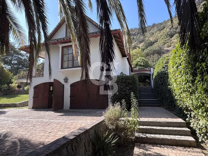 Casa familiar, excelente ubicación y conectividad