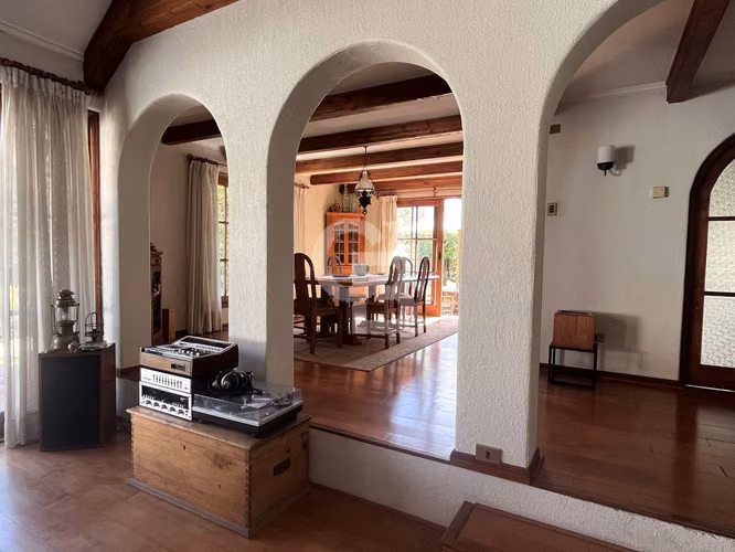 Casa familiar, excelente ubicación y conectividad