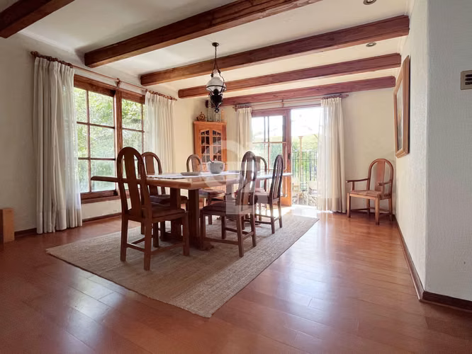 Casa familiar, excelente ubicación y conectividad