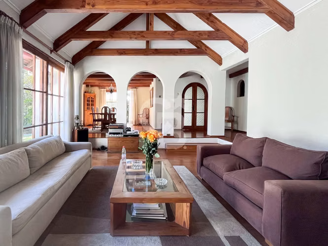 Casa familiar, excelente ubicación y conectividad