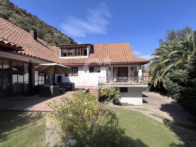 Casa familiar, excelente ubicación y conectividad