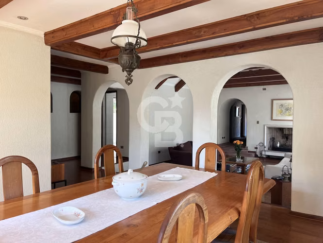 Casa familiar, excelente ubicación y conectividad
