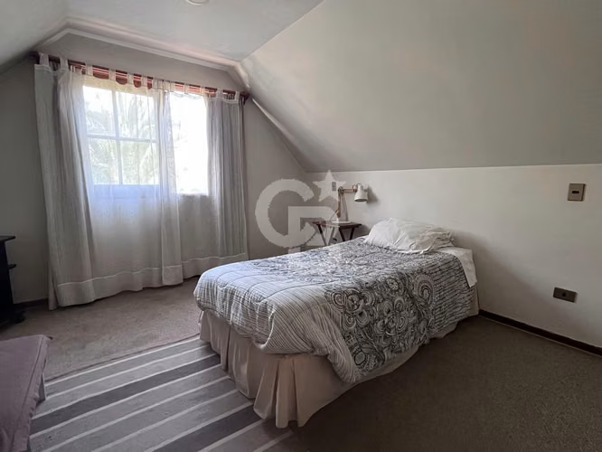 Casa familiar, excelente ubicación y conectividad