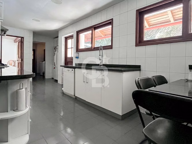 Casa familiar, excelente ubicación y conectividad