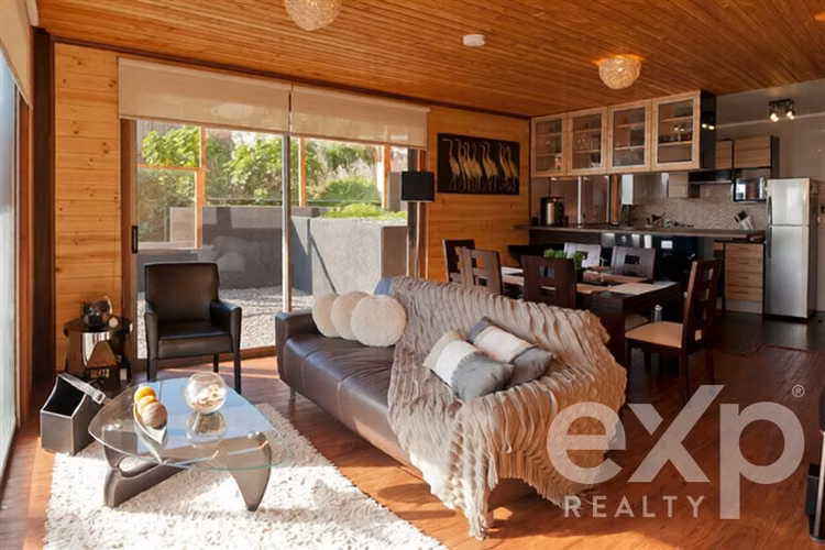 Casa en Venta de 2 Pisos Independientes, frente al Mar