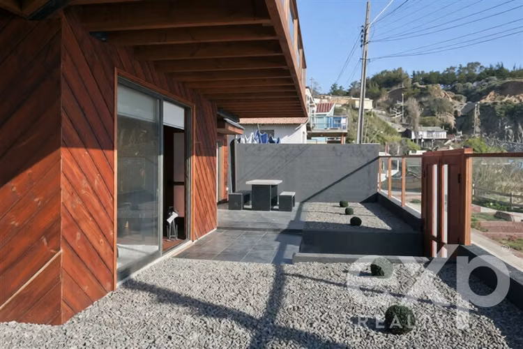 Casa en Venta de 2 Pisos Independientes, frente al Mar