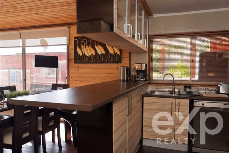 Casa en Venta de 2 Pisos Independientes, frente al Mar
