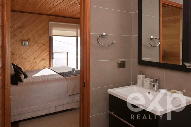 Casa en Venta de 2 Pisos Independientes, frente al Mar