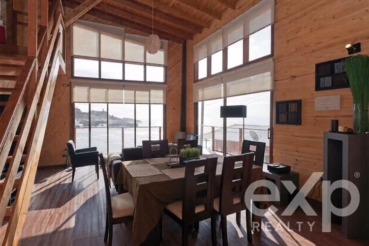 Casa en Venta de 2 Pisos Independientes, frente al Mar
