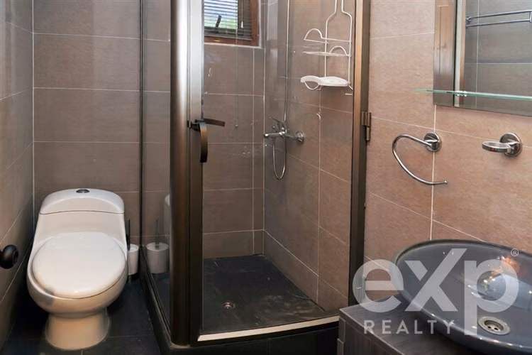 Casa en Venta de 2 Pisos Independientes, frente al Mar
