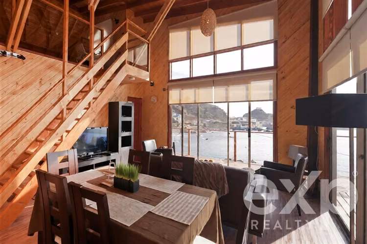 Casa en Venta de 2 Pisos Independientes, frente al Mar