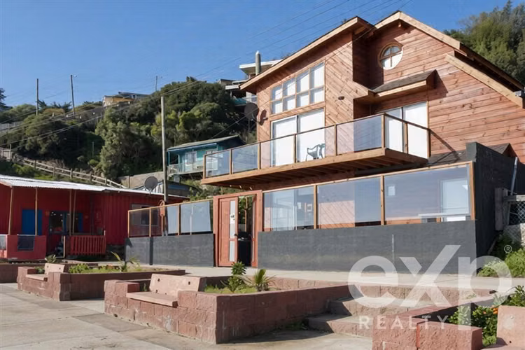 Casa en Venta de 2 Pisos Independientes, frente al Mar
