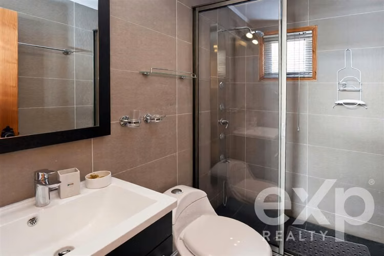 Casa en Venta de 2 Pisos Independientes, frente al Mar