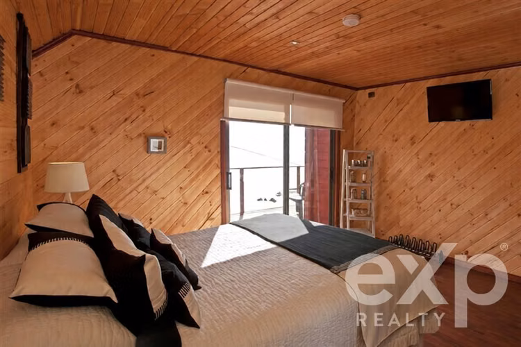 Casa en Venta de 2 Pisos Independientes, frente al Mar