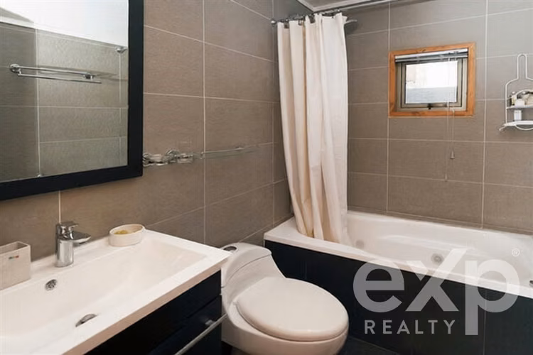 Casa en Venta de 2 Pisos Independientes, frente al Mar