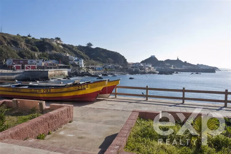 Casa en Venta de 2 Pisos Independientes, frente al Mar