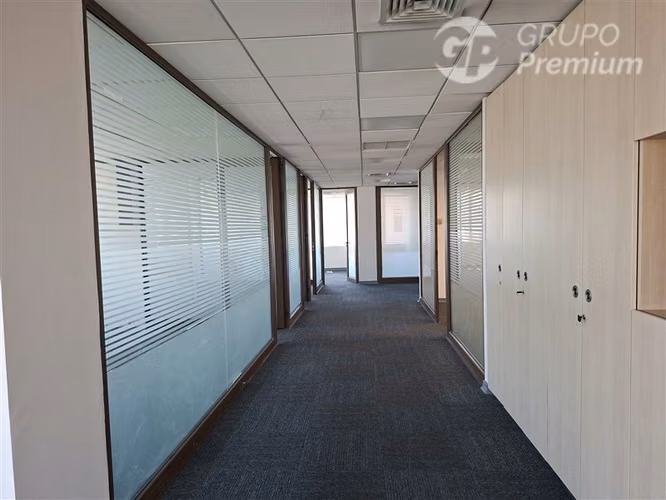 Oficina en venta 6 privados y 8 estacionamientos Las Condes - Imagen 3