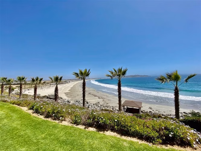 Primera línea, 1er piso a mts de playa, con jardin Santorini