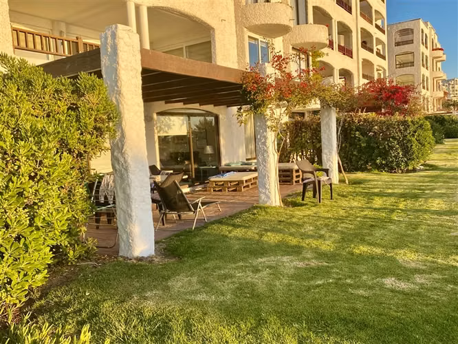 Primera línea, 1er piso a mts de playa, con jardin Santorini