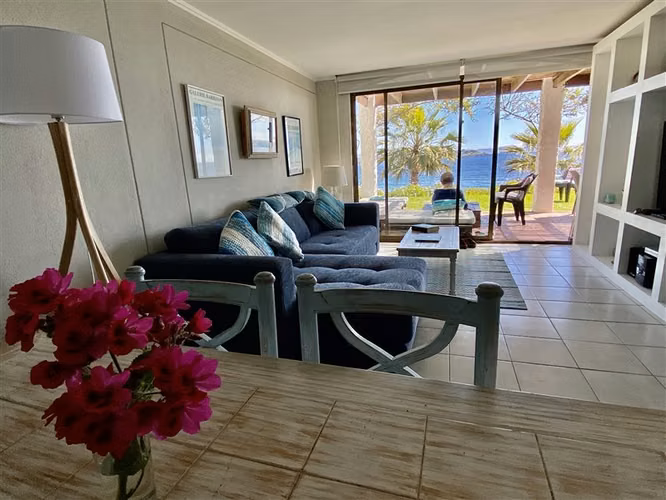 Primera línea, 1er piso a mts de playa, con jardin Santorini