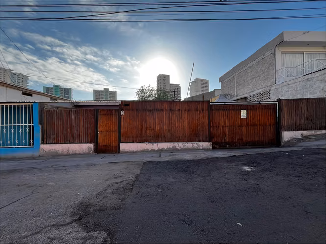 PROPIEDAD IDEAL PARA REMODELAR O RECONSTRUIR - Imagen 3