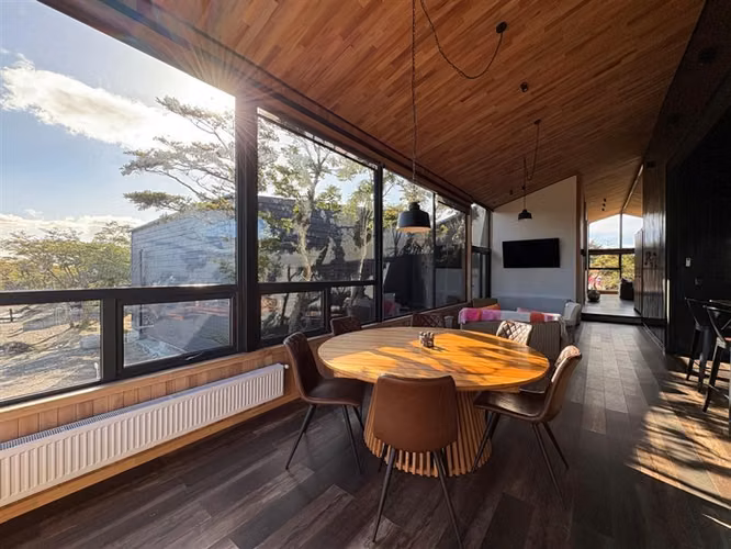 ELEGANTE Y MODERNA PROPIEDAD, 4D 4B 450M2 RIO SECO