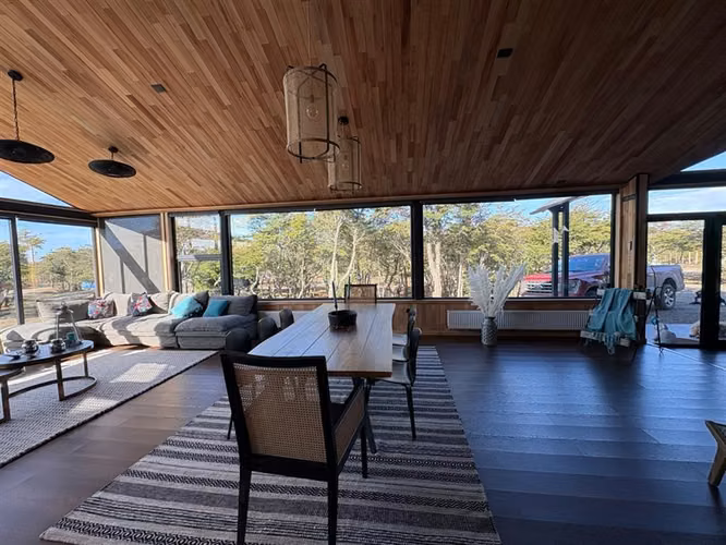 ELEGANTE Y MODERNA PROPIEDAD, 4D 4B 450M2 RIO SECO
