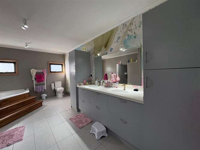 ELEGANTE Y MODERNA PROPIEDAD, 4D 4B 450M2 RIO SECO