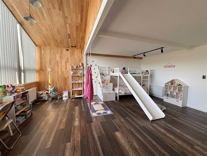 ELEGANTE Y MODERNA PROPIEDAD, 4D 4B 450M2 RIO SECO